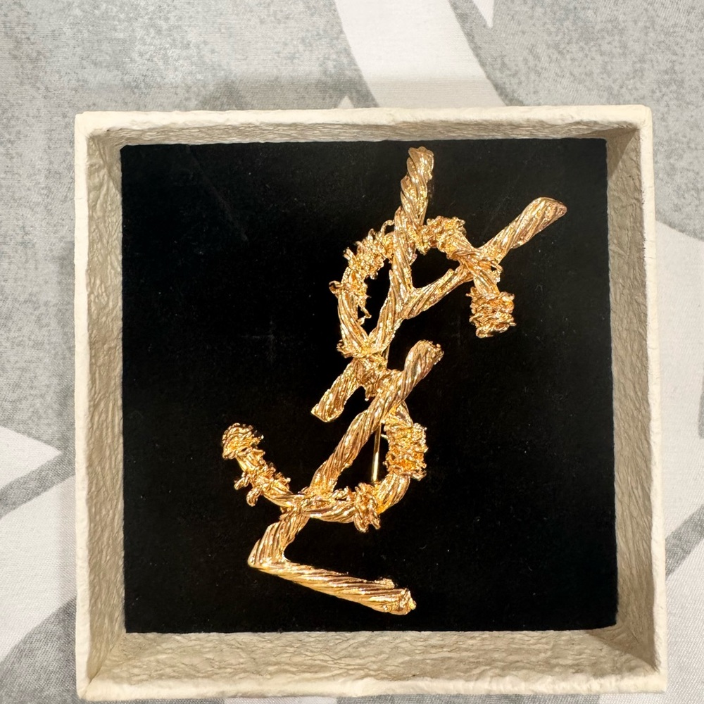 ‼️SOLD‼️
Gold YSL Logo Brooch